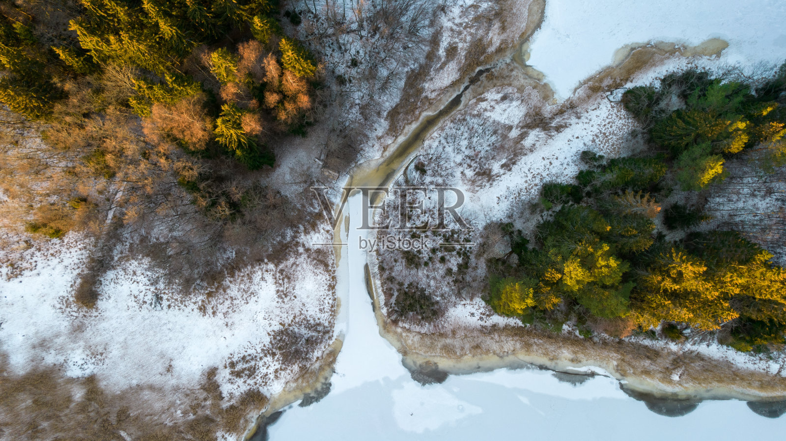 鸟瞰波罗的海海岸上有岛屿和森林的瑞典小村庄。无人机摄影——瑞典的冬天照片摄影图片