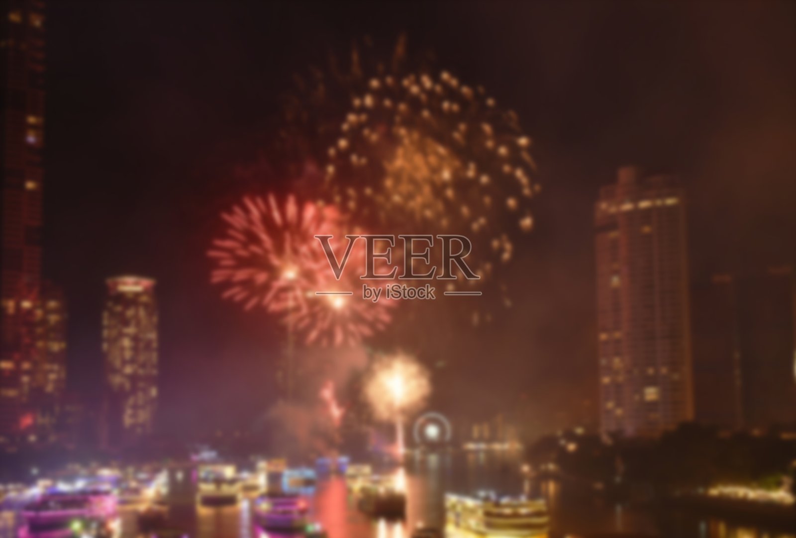 泰国湄南河上模糊不清的新年庆祝烟花照片摄影图片