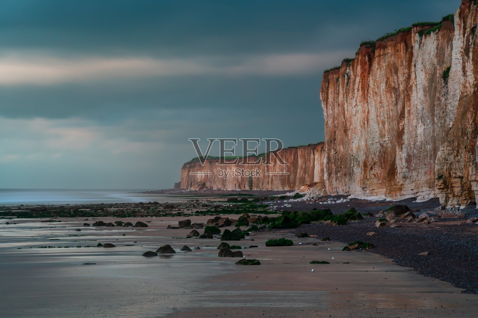 法国诺曼底的小玫瑰海滩照片摄影图片