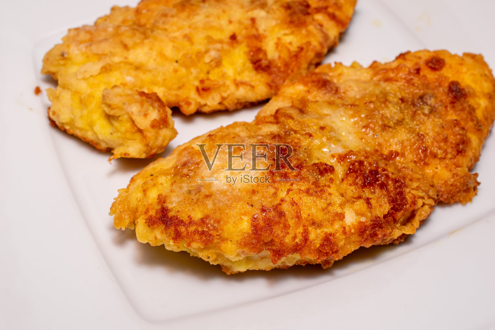 裹了面包屑的猪排，鸡胸肉照片摄影图片