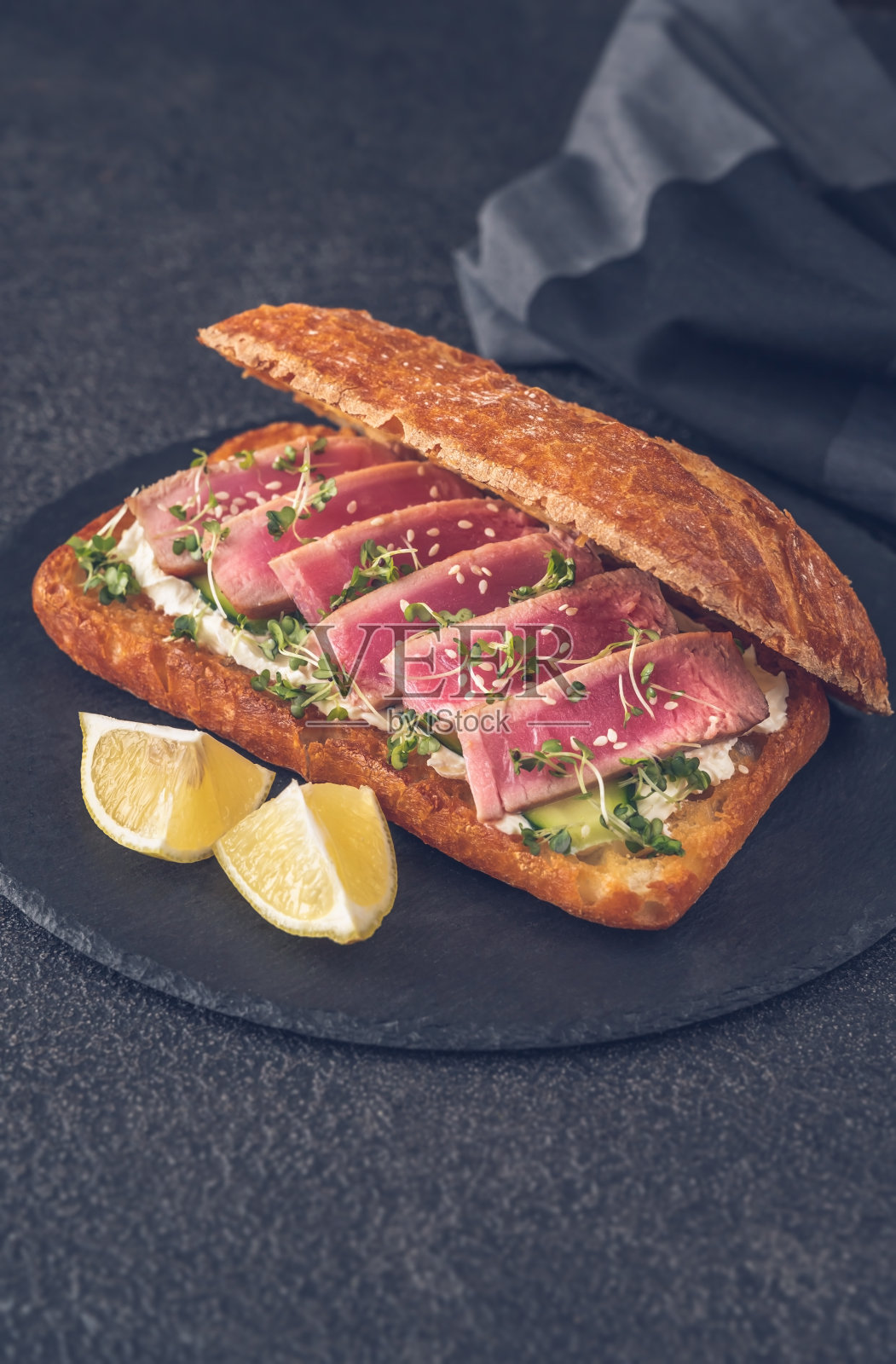 奶油芝士和金枪鱼三明治照片摄影图片