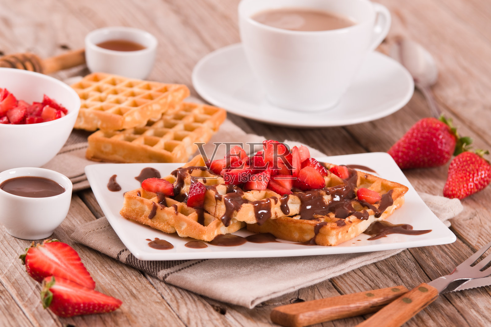 华夫饼配草莓和巧克力奶油。照片摄影图片