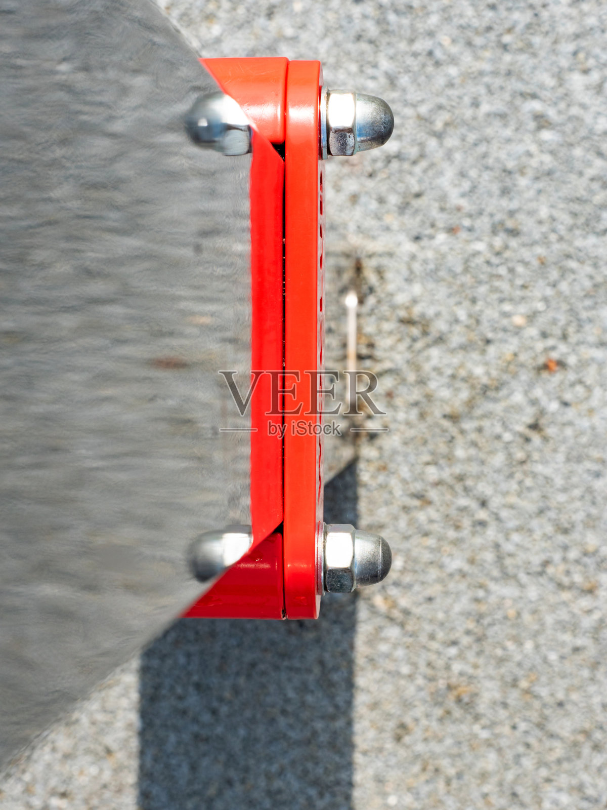 户外体育馆建设细节。现代街头健身设备照片摄影图片