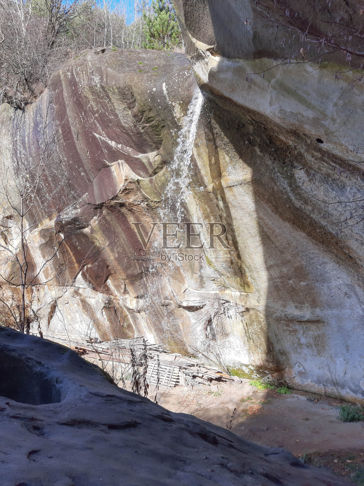 美丽的瀑布从岩石上喷涌而出，传说在皮亚特拉修道院附近有一个巨人睡觉。照片摄影图片