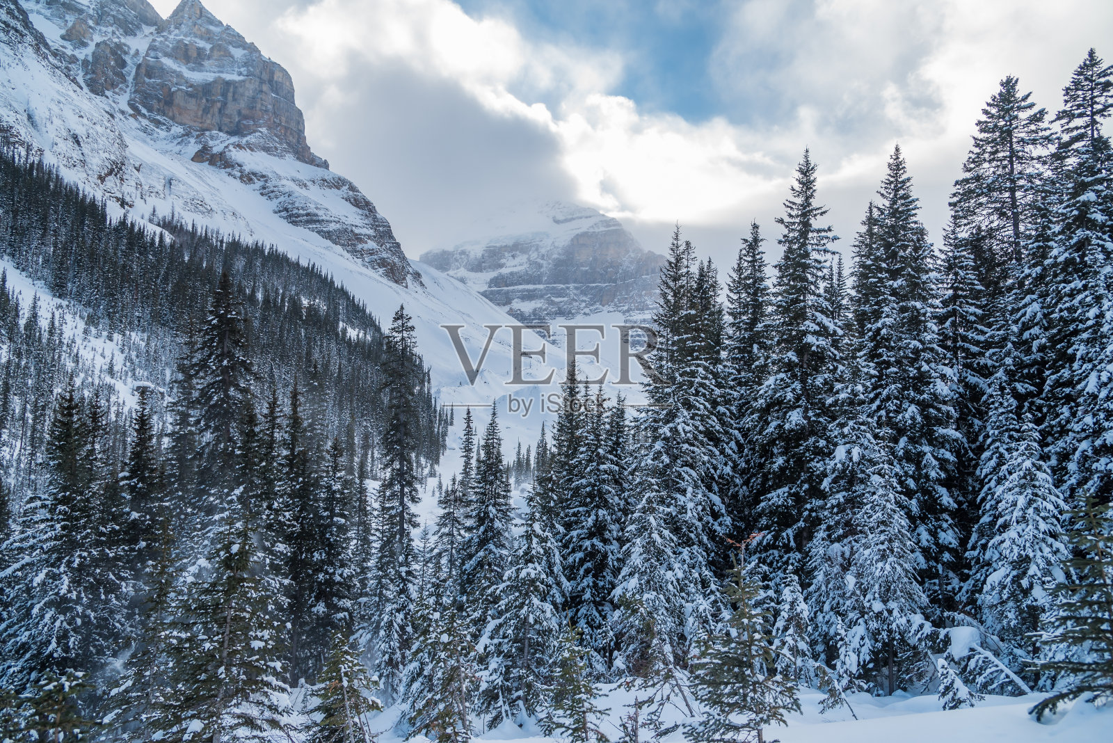 路易斯湖附近的落基山照片摄影图片