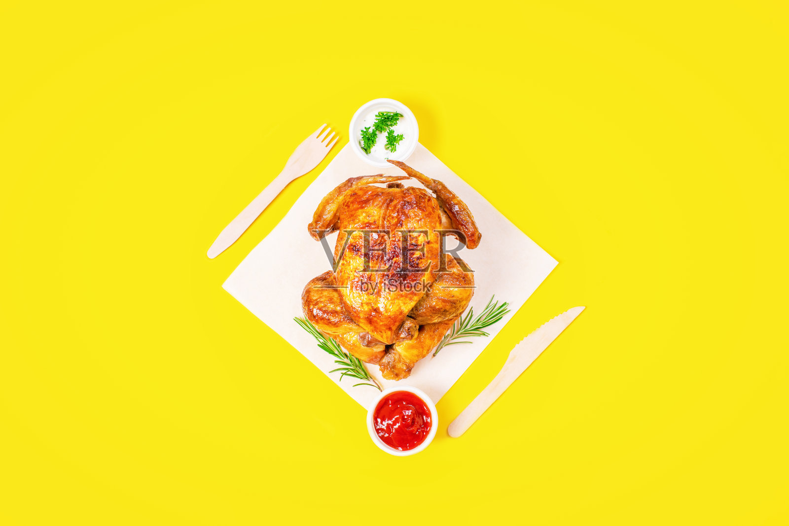 烤整只鸡在一次性纸板板为家庭送货。全烤鸡配各种酱料。烤鸡送美食。带走。照片摄影图片