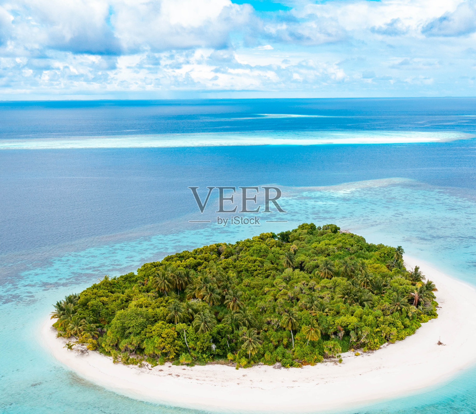 海洋中热带岛屿的鸟瞰图照片摄影图片