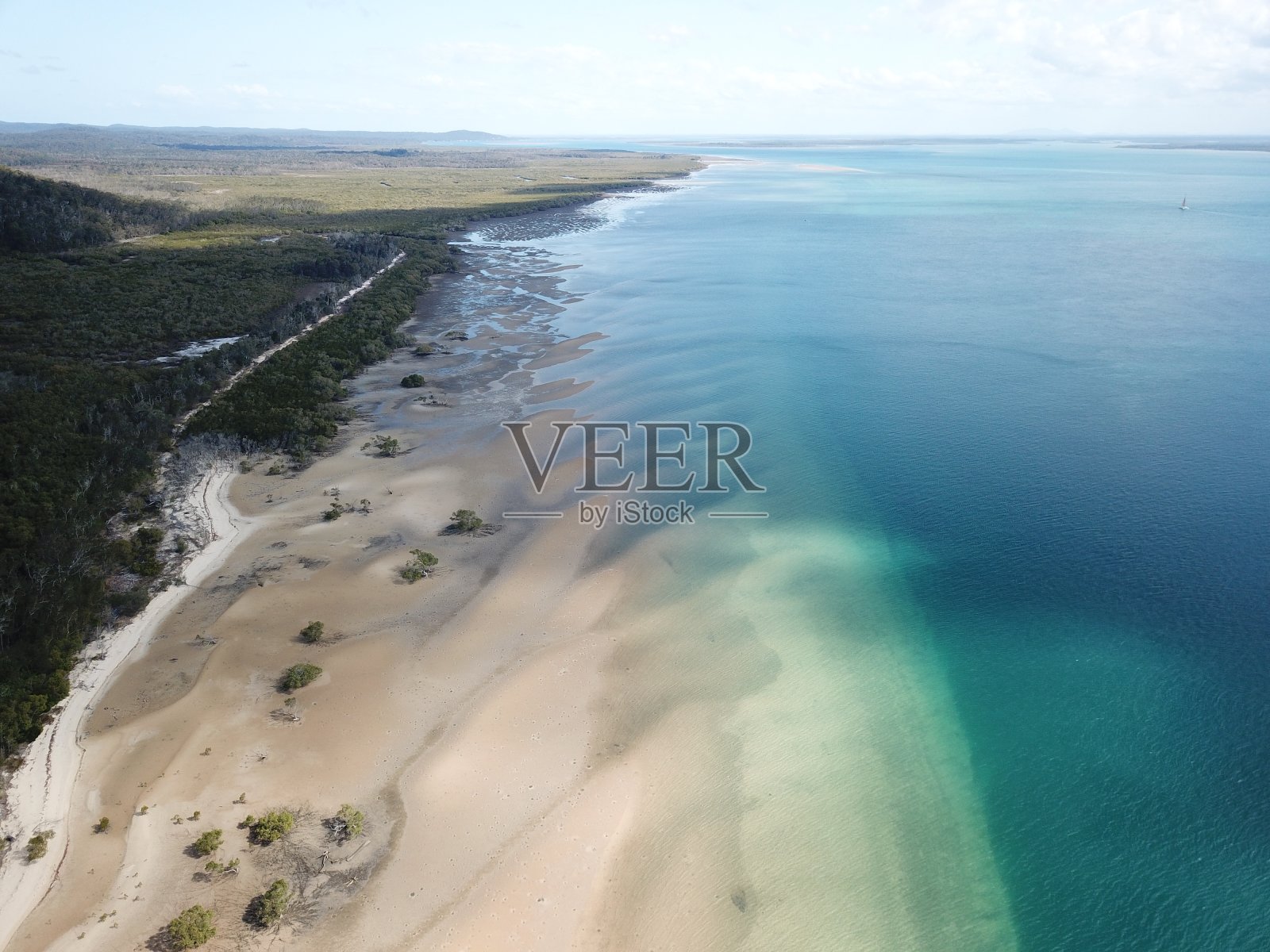 鸟瞰海洋和弗雷泽岛照片摄影图片