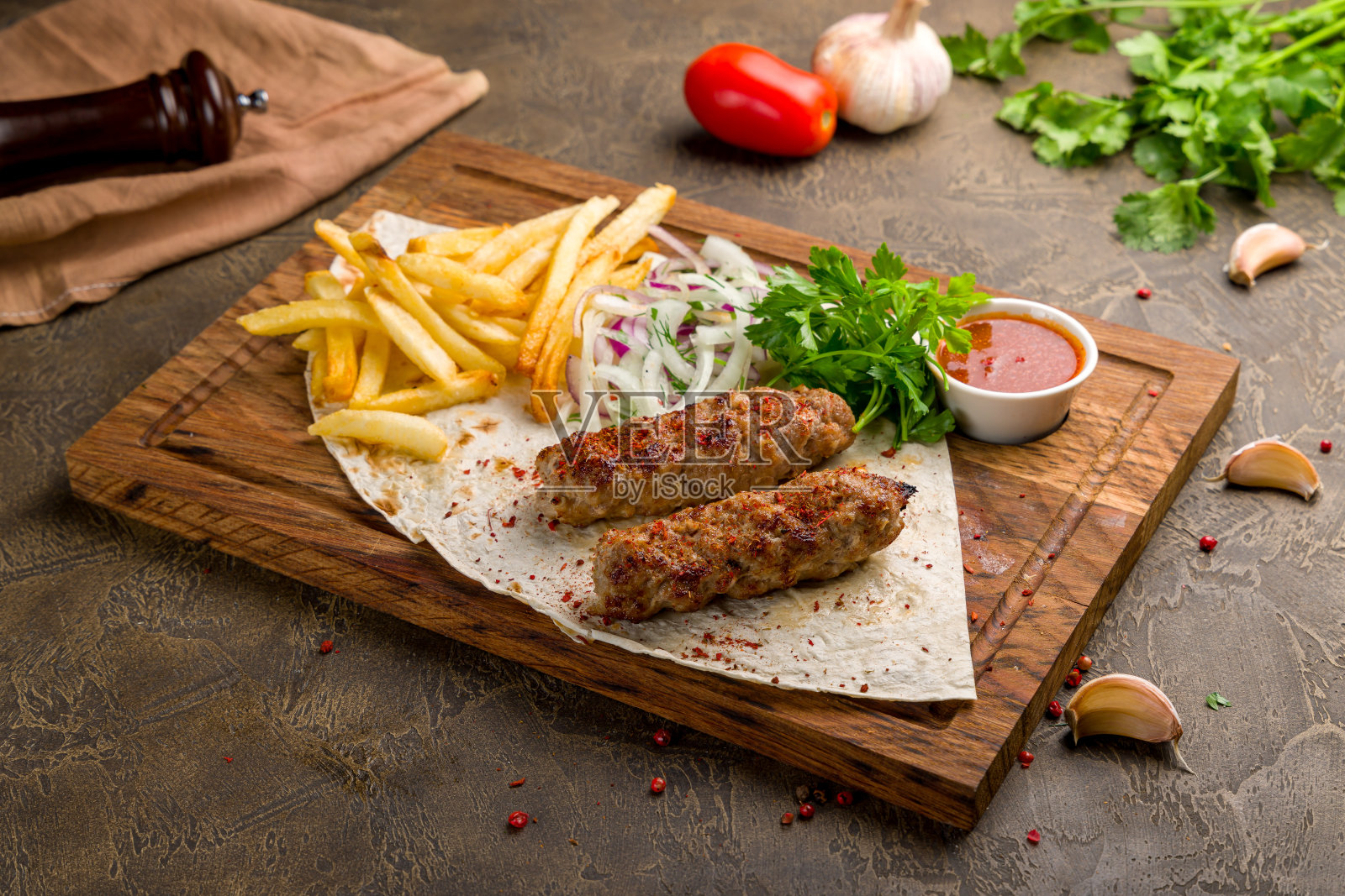 卢拉羊肉串配炸薯条，红洋葱和番茄酱照片摄影图片