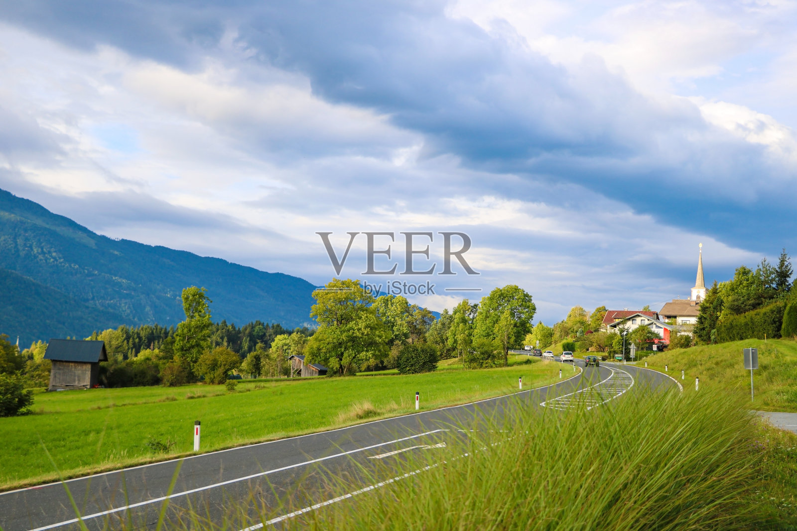 路上有美丽的山景，奥地利，日落。照片摄影图片