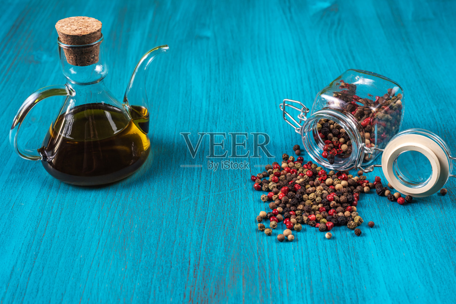 蓝色木质背景和一个躺着的多色胡椒粒锅。副本的空间。照片摄影图片