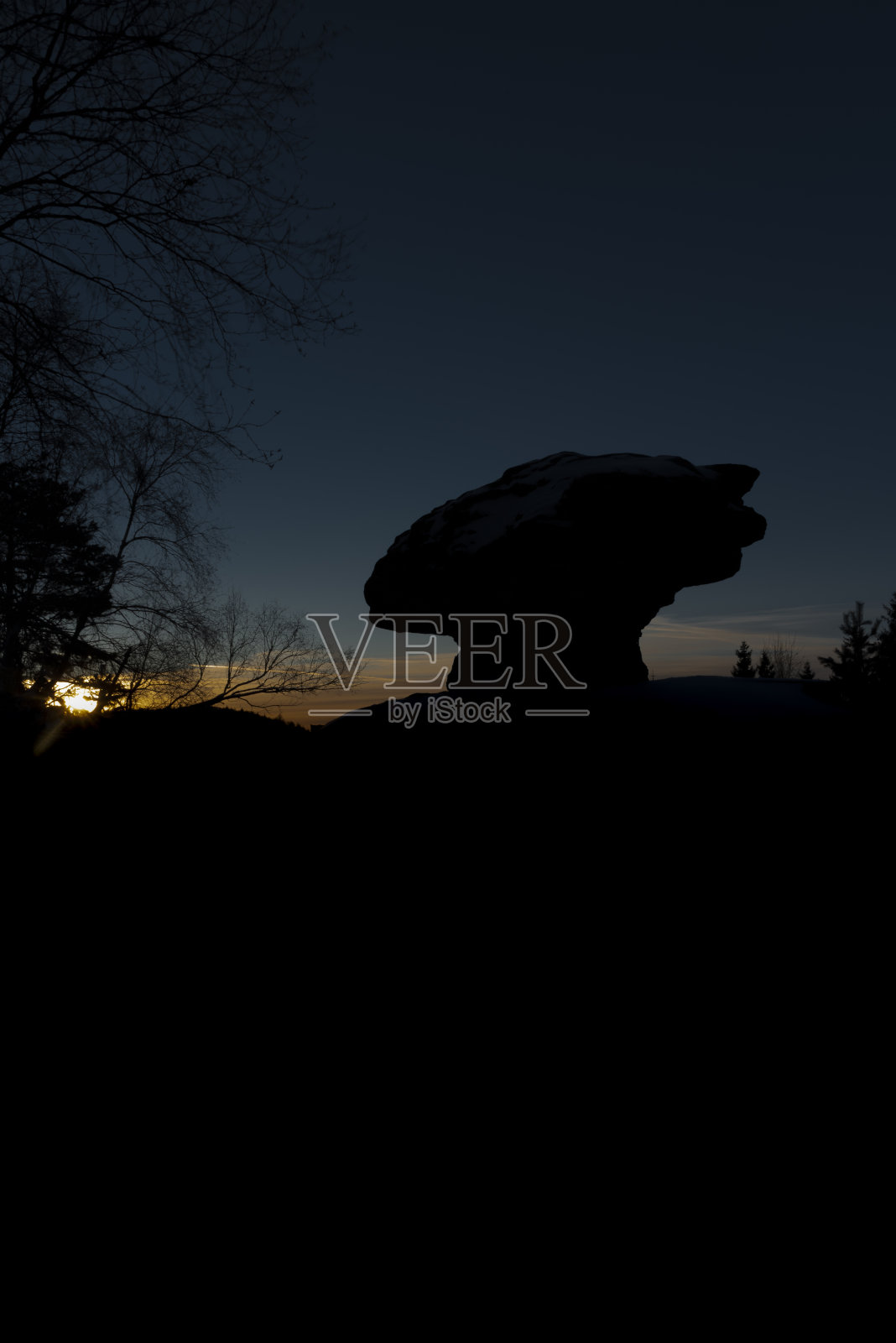 在冬天雪天的早晨，太阳升起前的蒂萨村附近的景色照片摄影图片