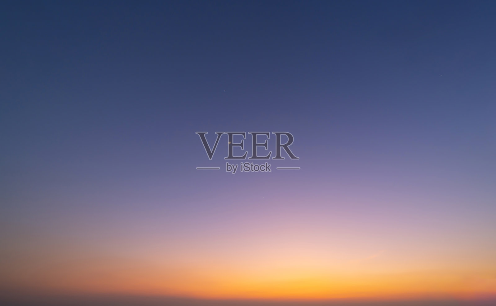 日落的天空。抽象的自然背景。在黄昏的时候，蔚蓝色和橙色的云彩。照片摄影图片