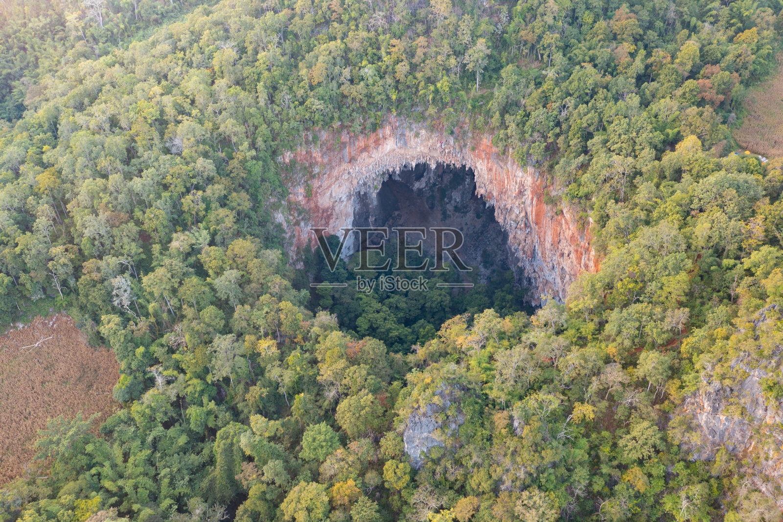 泰国湄洪山，庞玛帕区，精神井洞穴的鸟瞰图。旅游景点的地标。自然景观背景。照片摄影图片