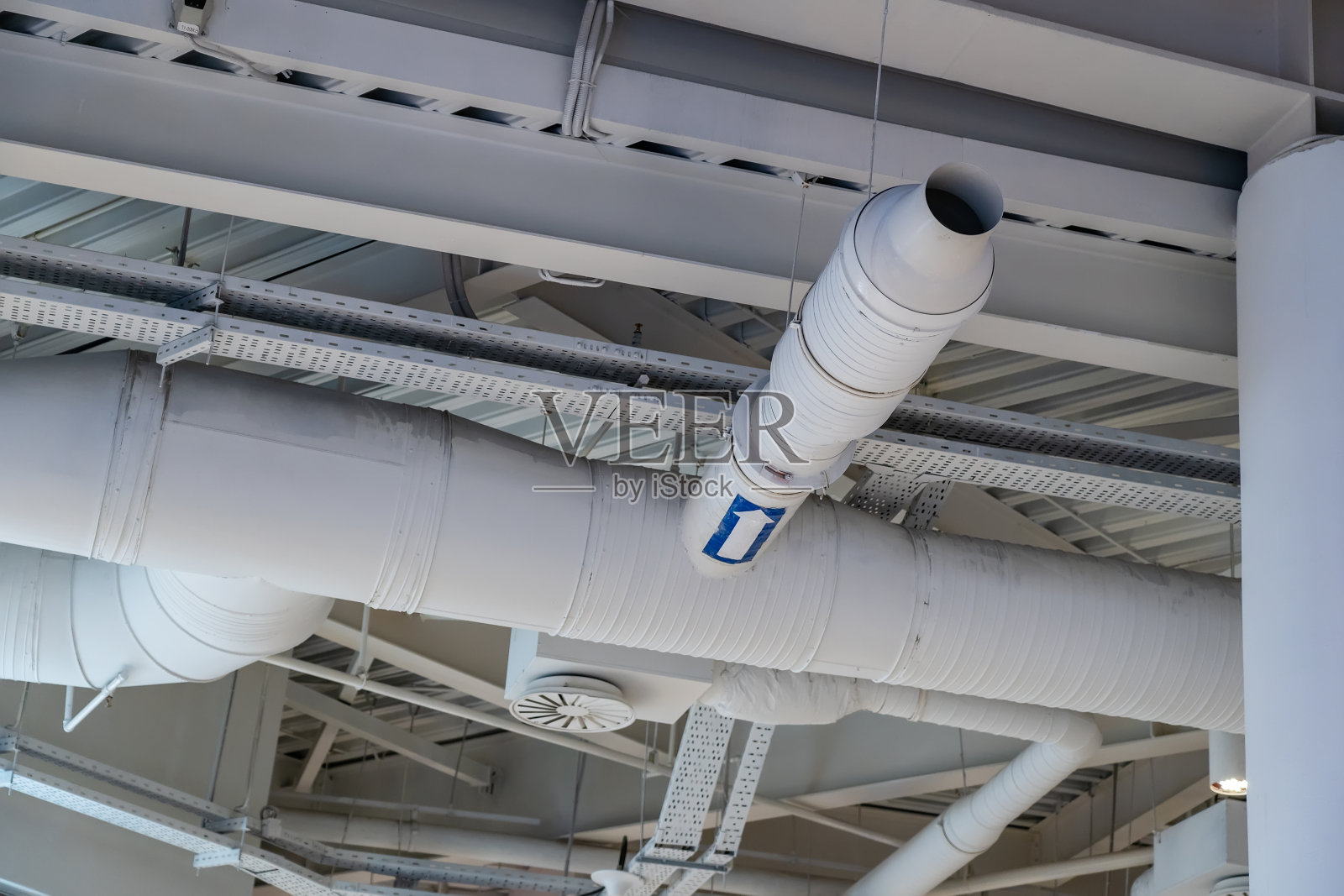 现代化仓库或购物中心吊顶下通风系统。空调用金属管道照片摄影图片