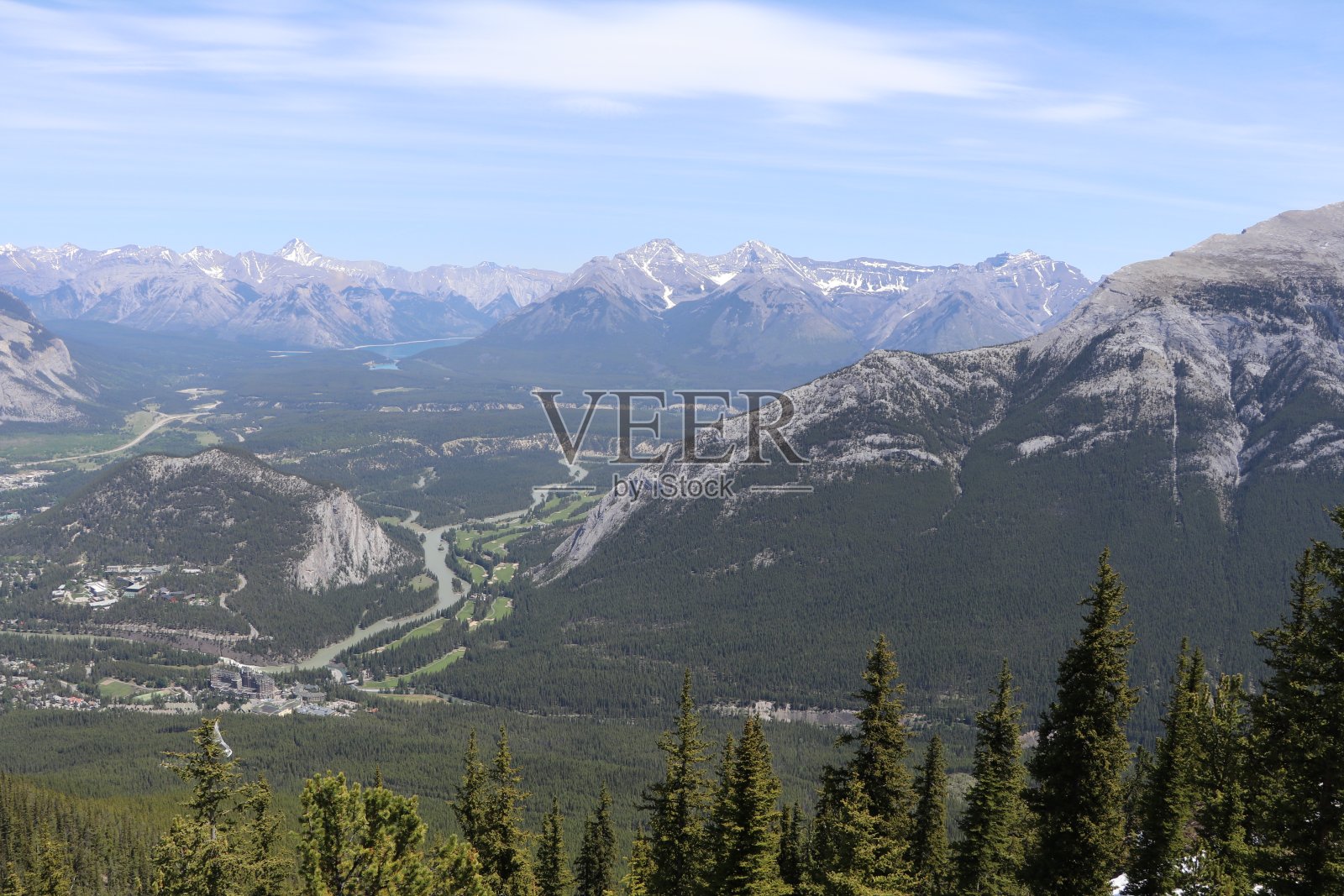 穿越加拿大不列颠哥伦比亚省的班夫和贾斯珀国家公园的奇妙之旅。温哥华美妙的一天。加拿大有这么多的动物和山脉，真是一个美丽的自然。照片摄影图片