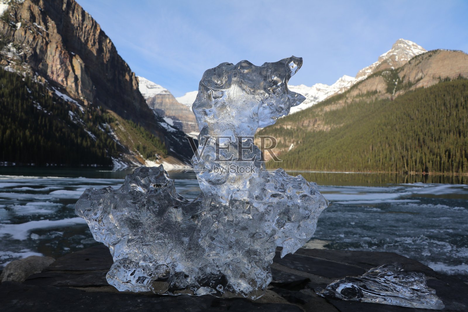 路易斯湖美好的一天。穿越加拿大不列颠哥伦比亚省的班夫和贾斯珀国家公园的奇妙之旅。温哥华美妙的一天。加拿大有这么多的动物和山脉，真是一个美丽的自然。照片摄影图片