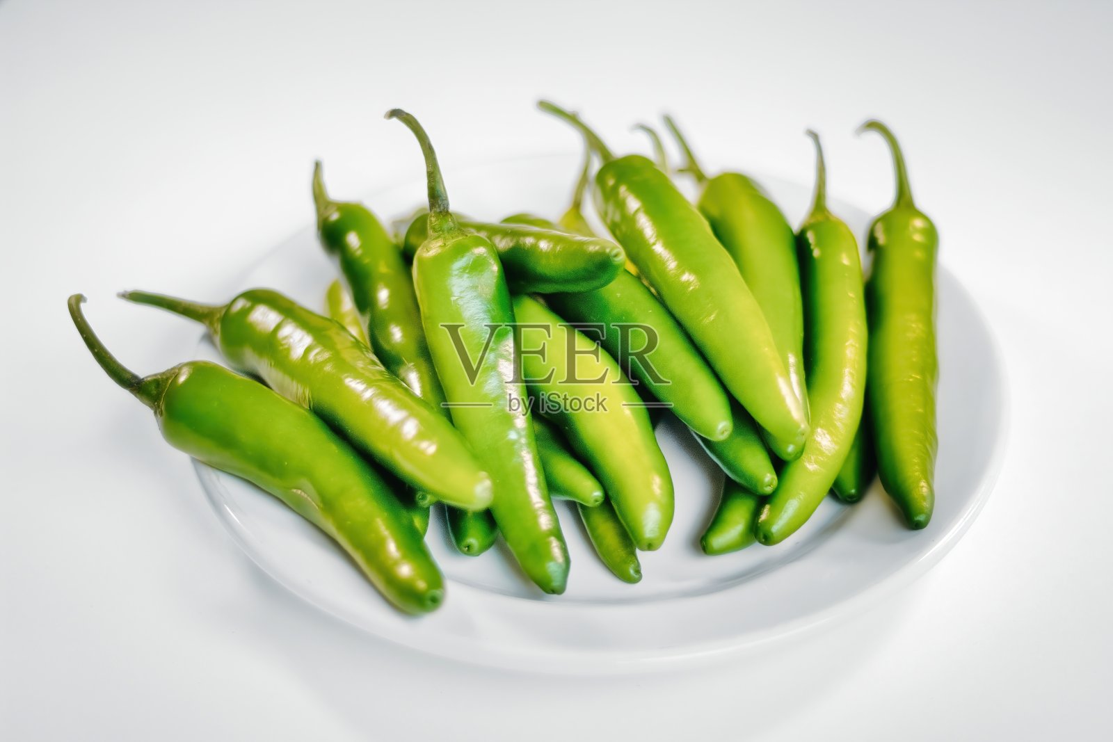 白色盘子里放着青椒照片摄影图片