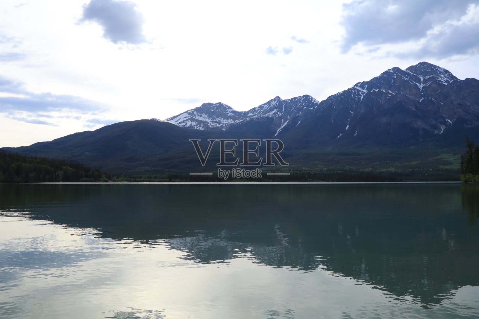 美丽的景色在金字塔湖在贾斯珀。穿越加拿大不列颠哥伦比亚省的班夫和贾斯珀国家公园的奇妙之旅。温哥华美妙的一天。加拿大有这么多的动物和山脉，真是一个美丽的自然。照片摄影图片