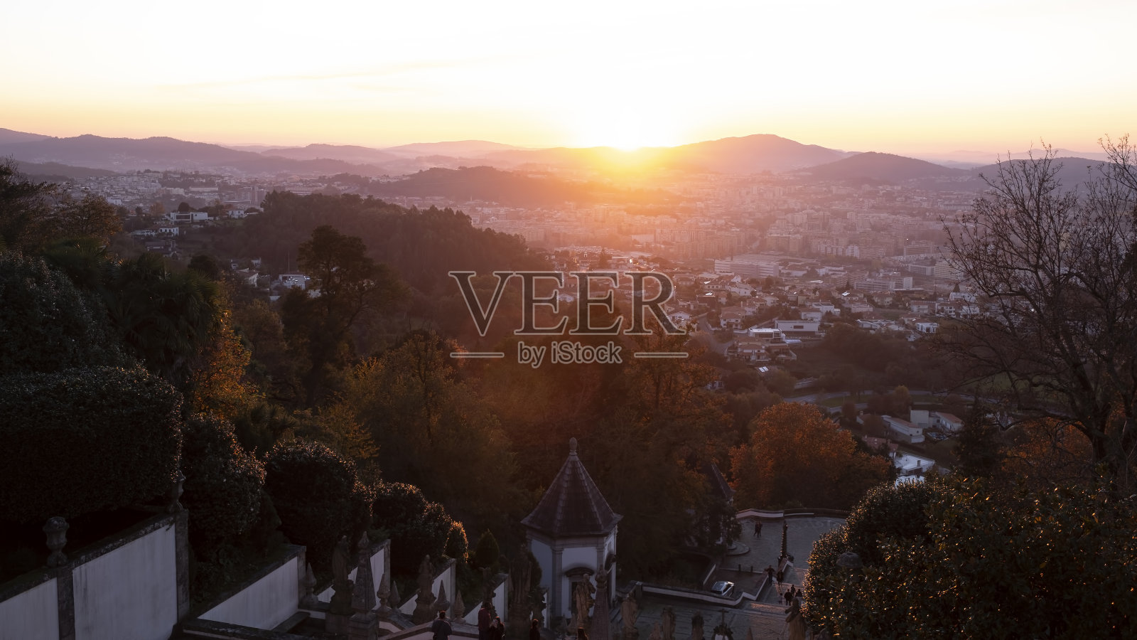 在傍晚金色的夕阳下，葡萄牙布拉加，前往波姆耶斯教堂的楼梯。照片摄影图片