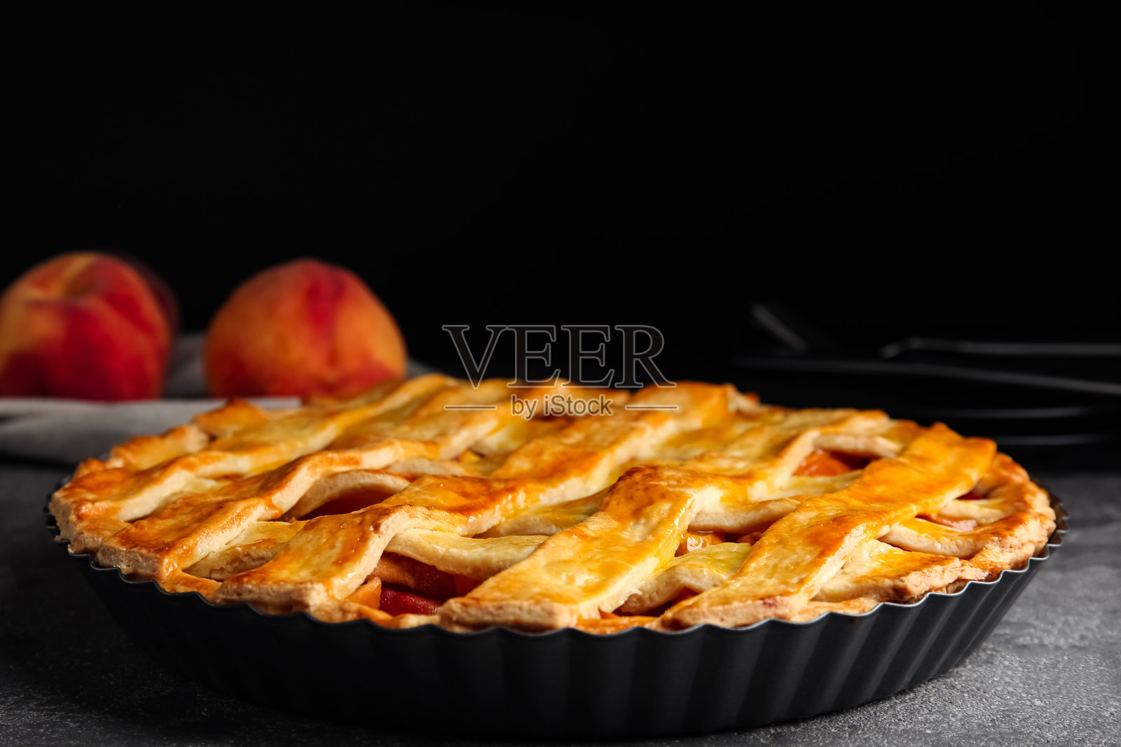 灰色桌子上美味的新鲜水蜜桃派，特写镜头照片摄影图片