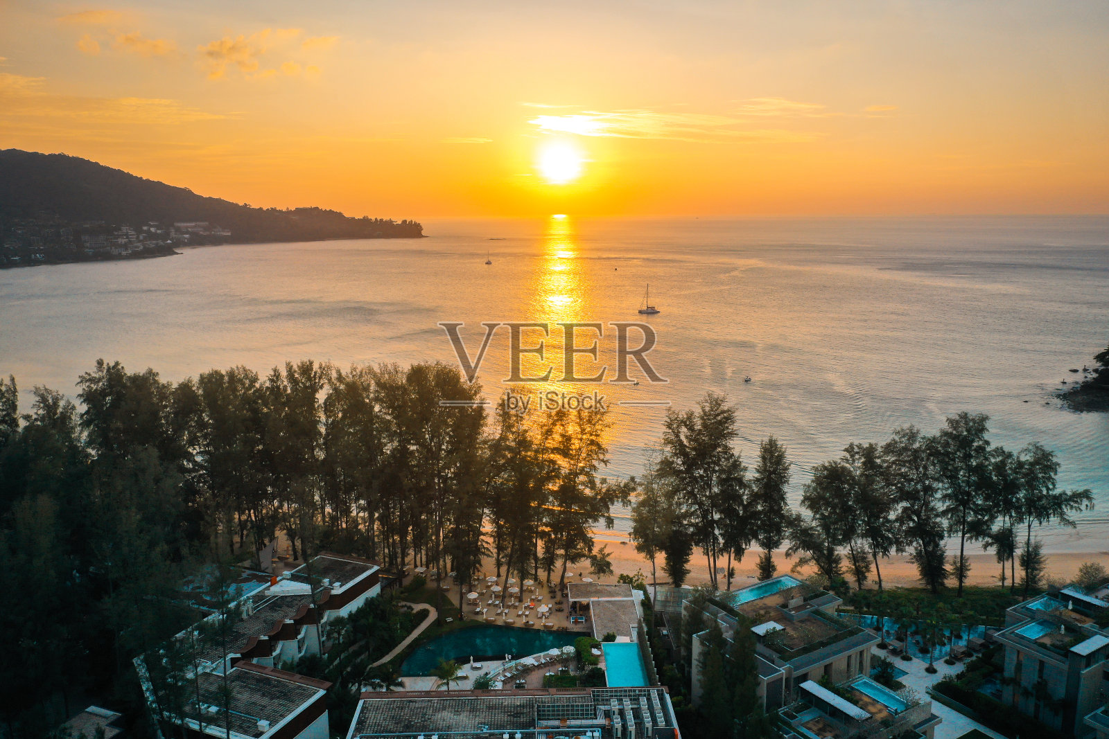 泰国普吉岛卡玛拉海滩日落时的鸟瞰图照片摄影图片