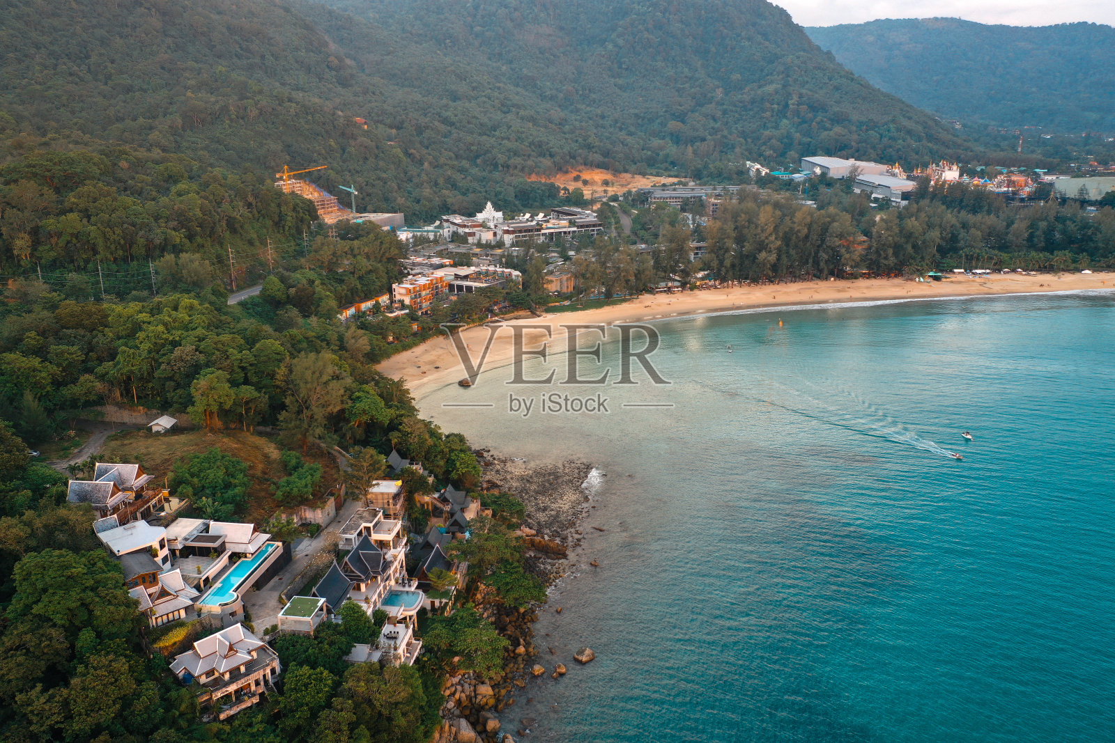 泰国普吉岛卡玛拉海滩日落时的鸟瞰图照片摄影图片