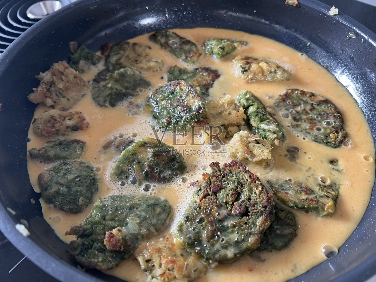 午餐晚餐——菠菜饺子和煎蛋照片摄影图片