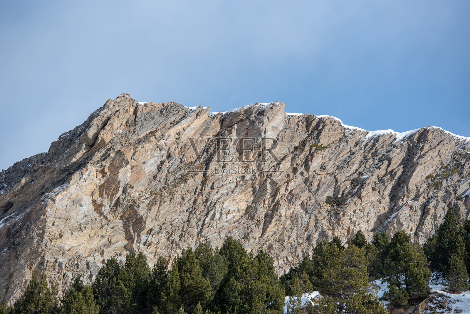 在安道尔比利牛斯山的一个阳光明媚的日子里，雪山照片摄影图片