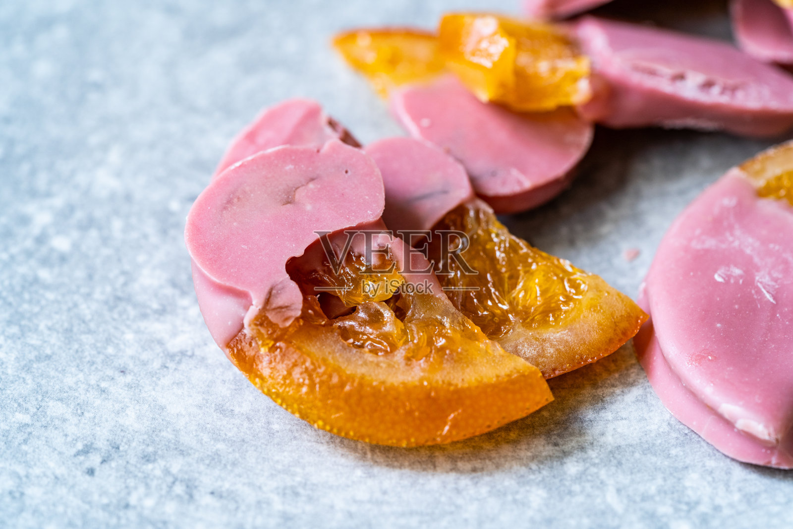 红宝石巧克力水果覆盖蜜饯干橙片。照片摄影图片