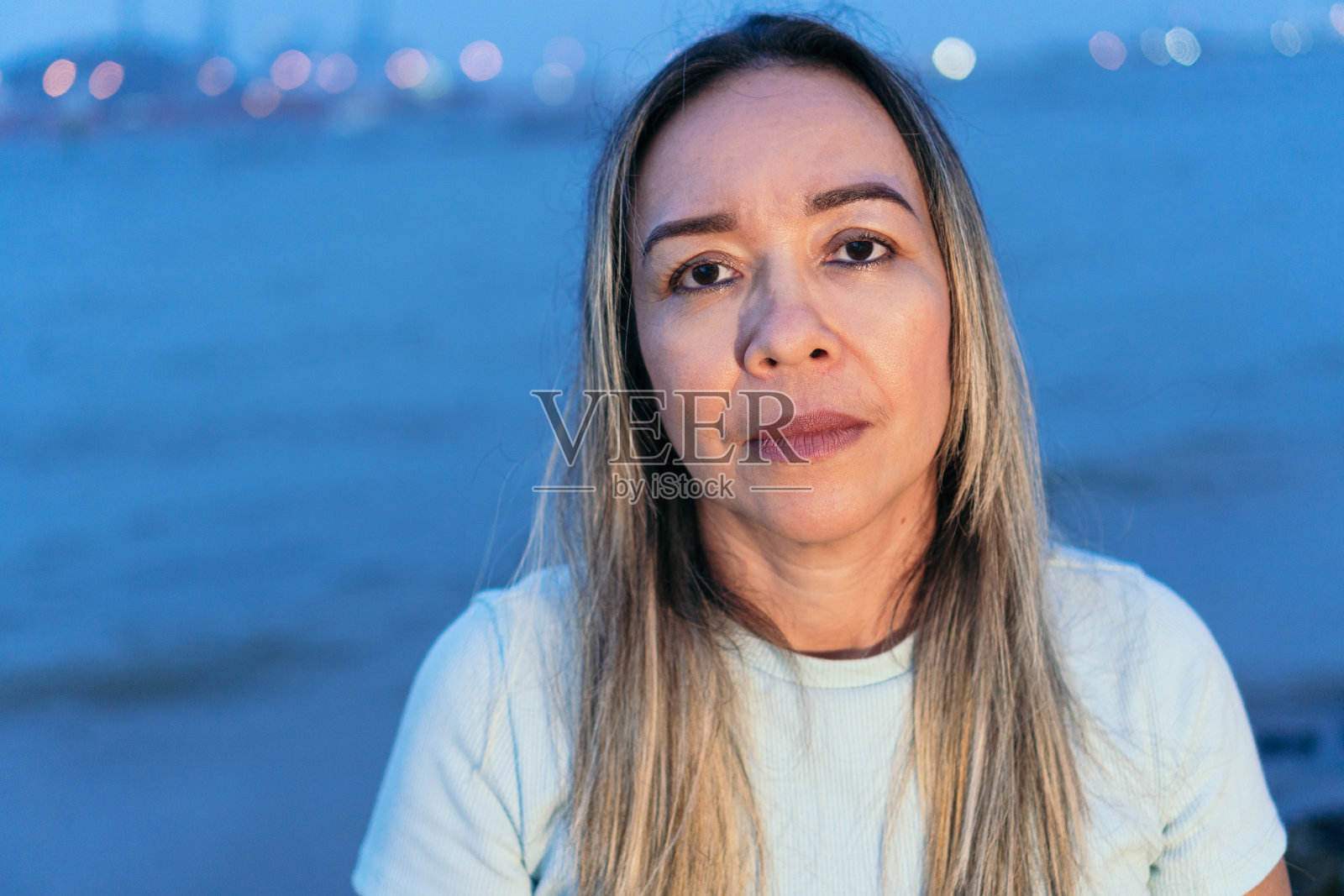 美丽的成年女性在河岸在大城市照片摄影图片