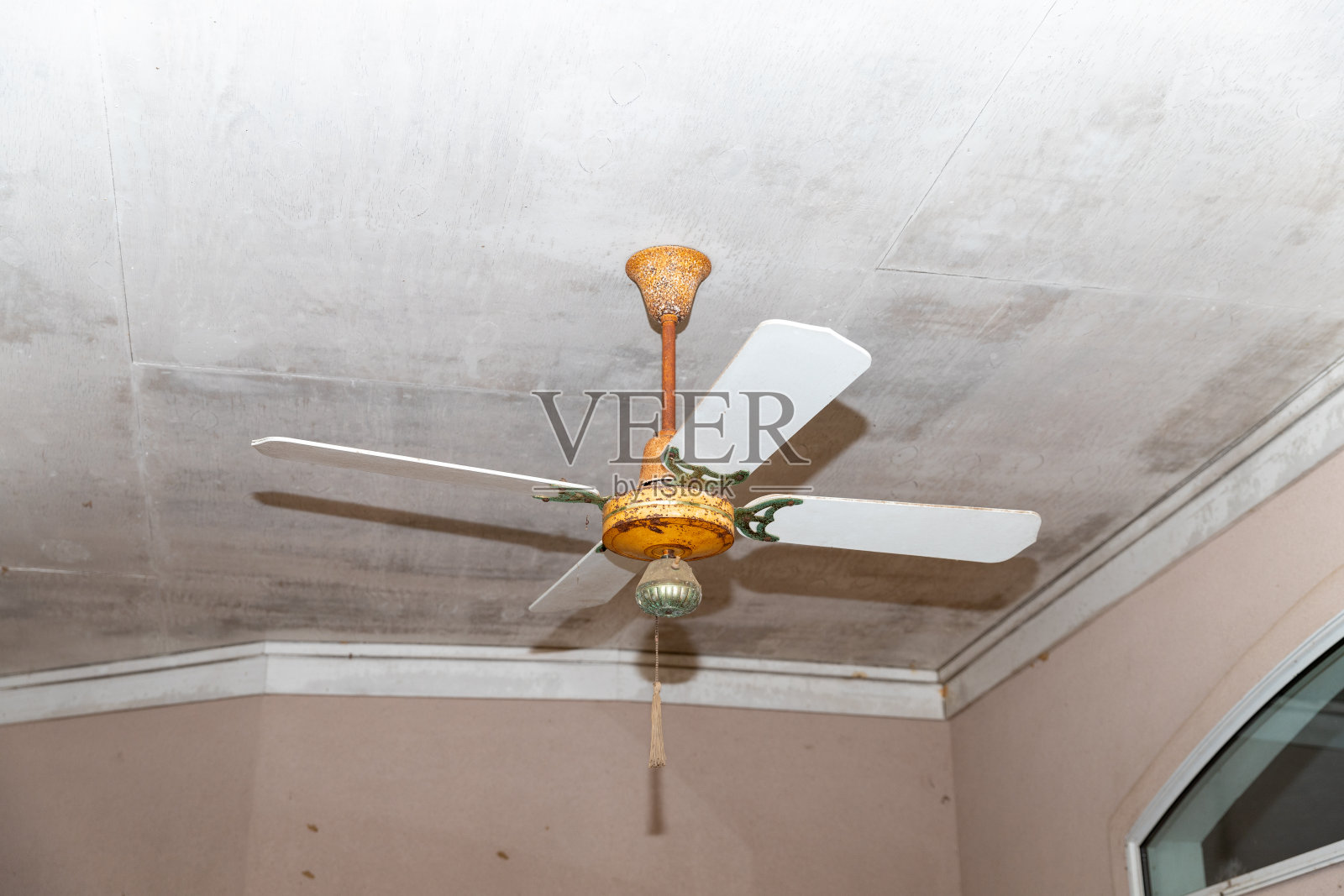 旧的吊扇需要更换了照片摄影图片