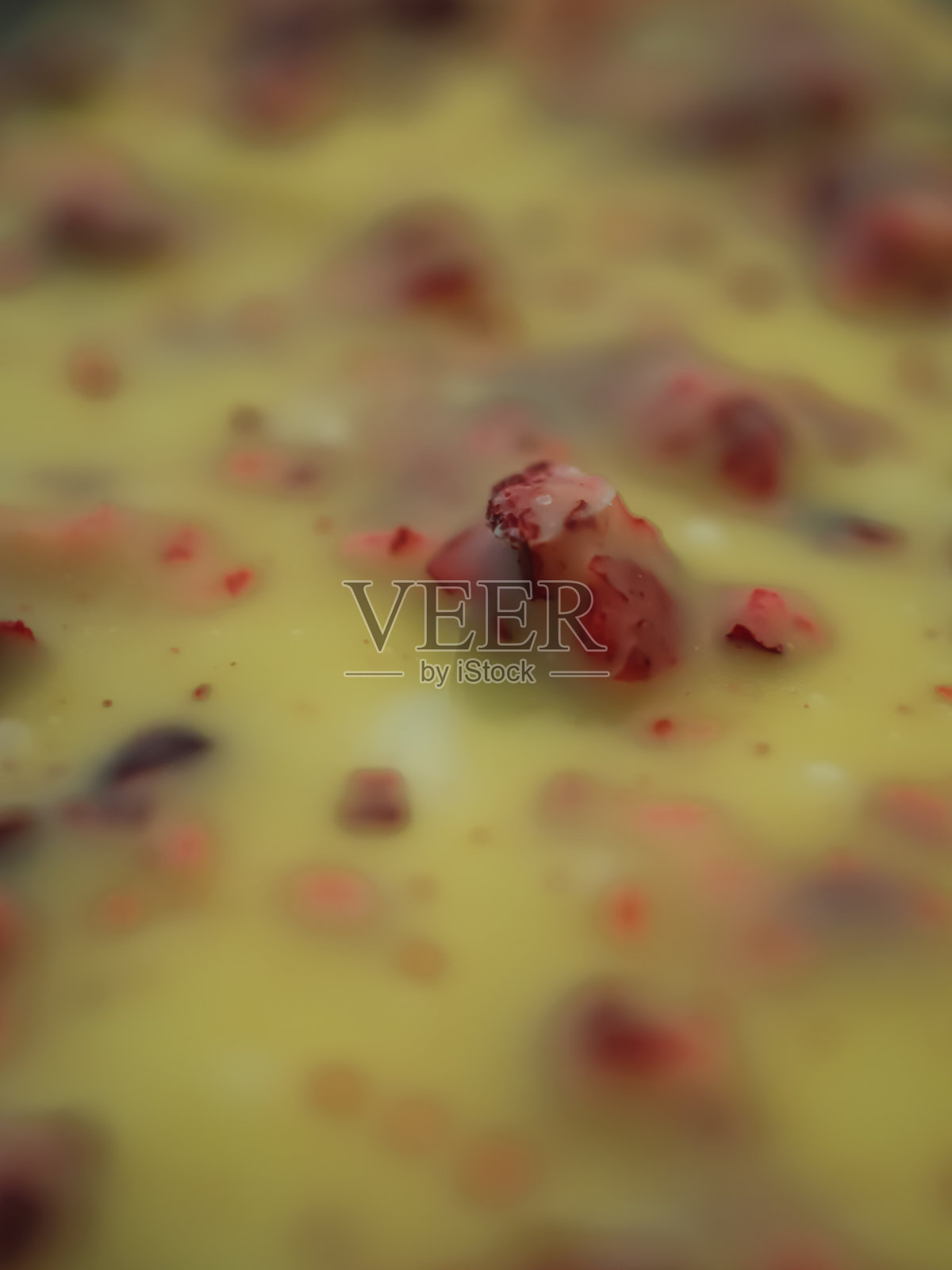 接近细节的冰淇淋与痕迹的覆盆子和白巧克力照片摄影图片