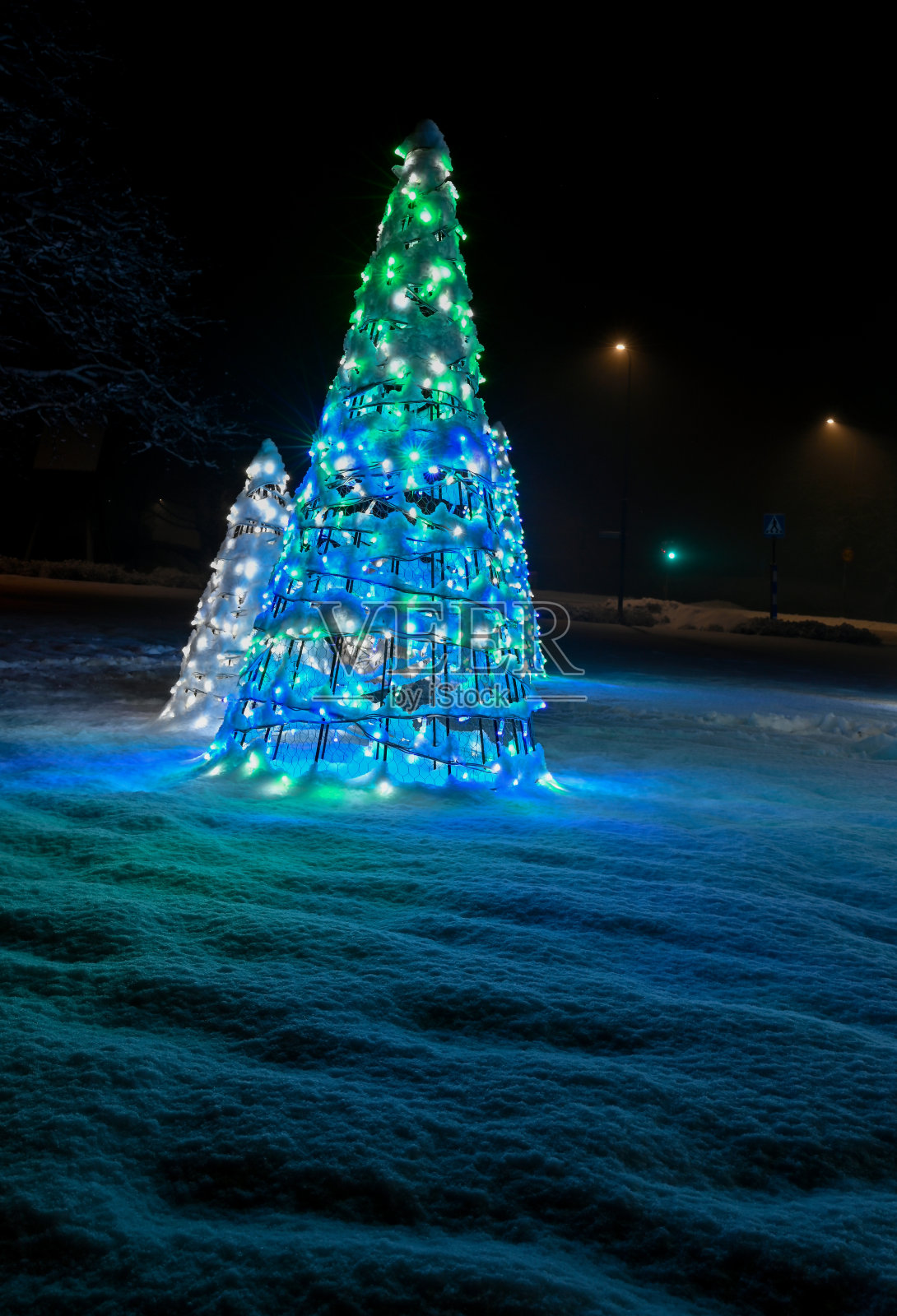 公共照明圣诞装饰站在雪中照片摄影图片