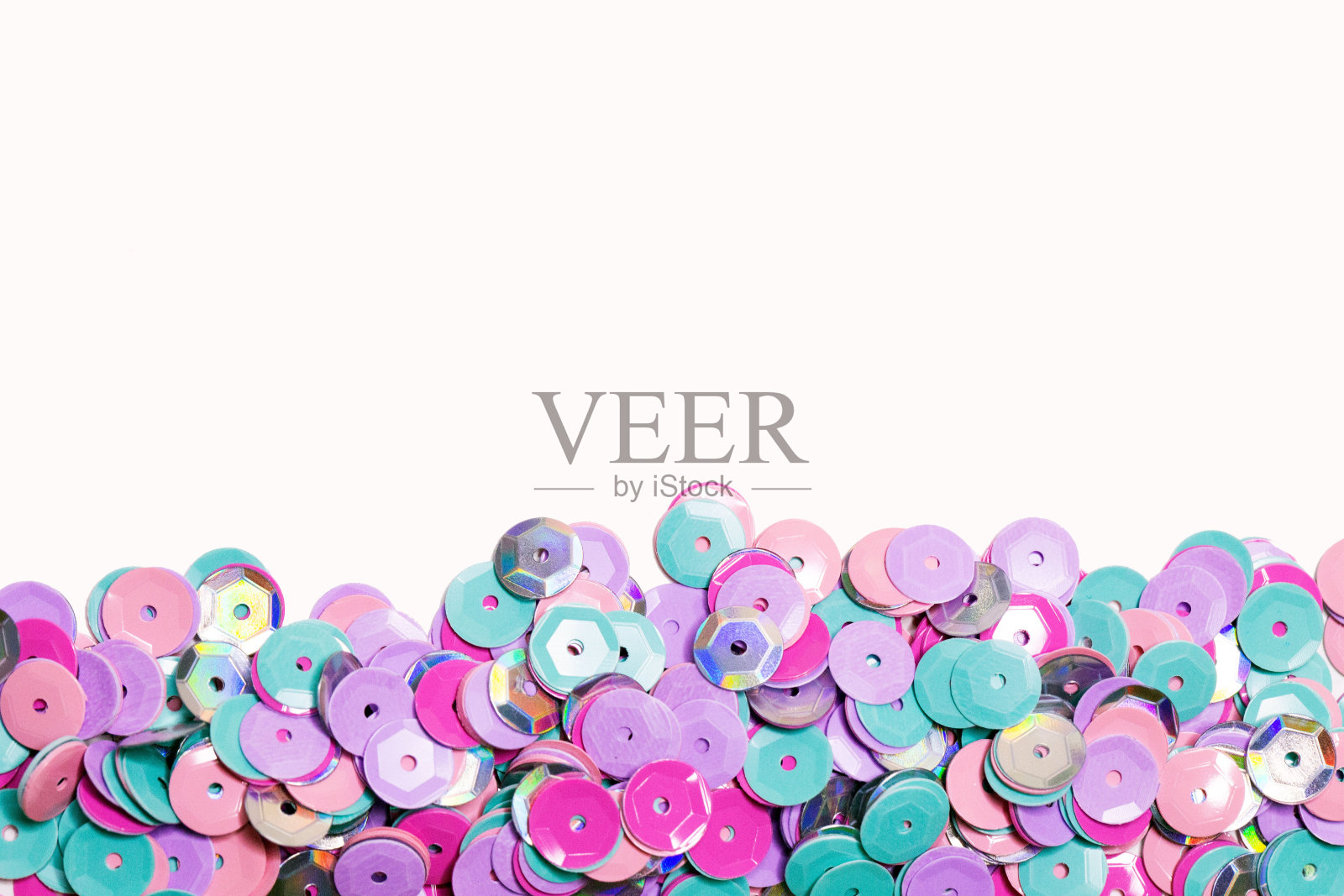 白色背景上的彩色亮片照片摄影图片