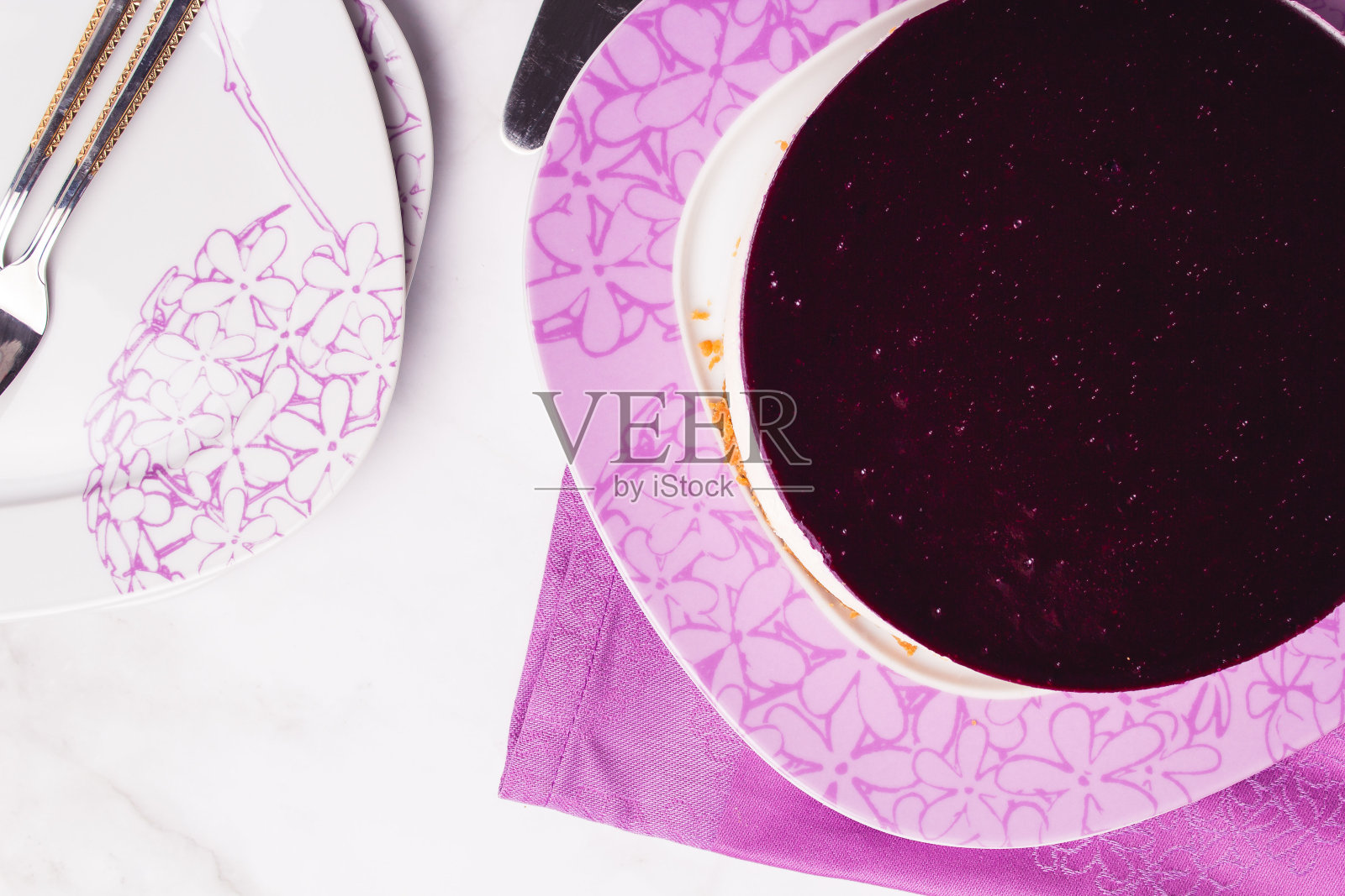 芝士蛋糕，上面有浆果酱，有选择性。照片摄影图片