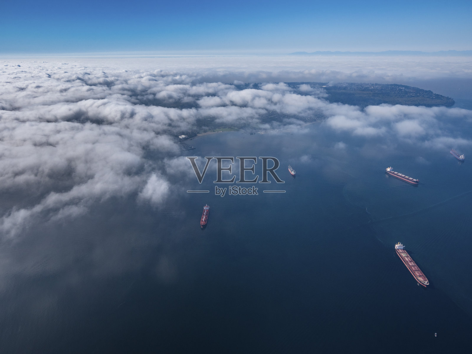 加拿大英吉利湾货轮散布的云层航拍照片照片摄影图片
