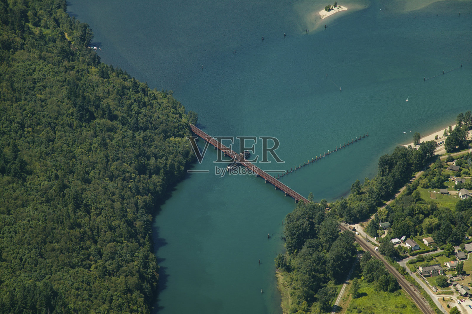 通往加拿大不列颠哥伦比亚省霍普镇的铁路桥航拍照片摄影图片