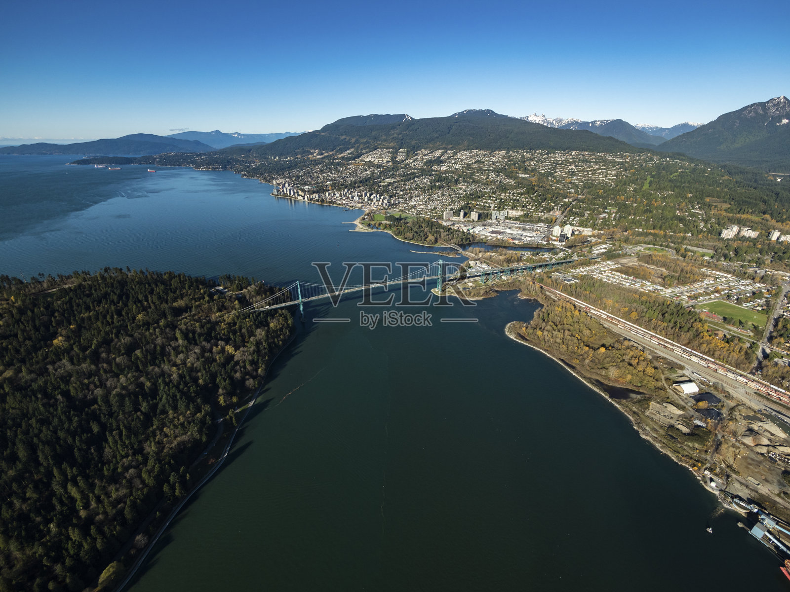 加拿大狮门大桥和北岸的航拍照片照片摄影图片