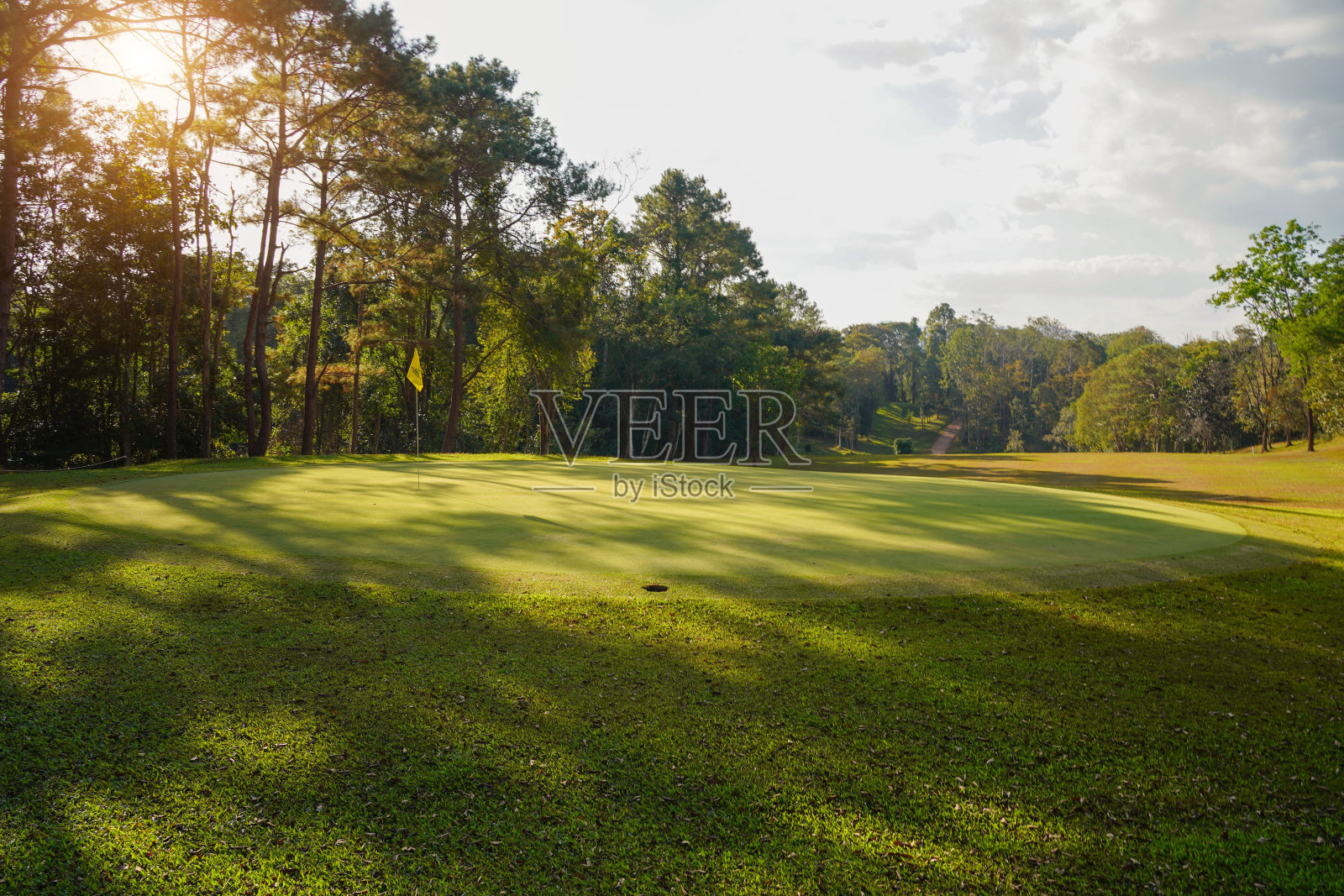 高尔夫球场绿草如茵，景色优美。照片摄影图片
