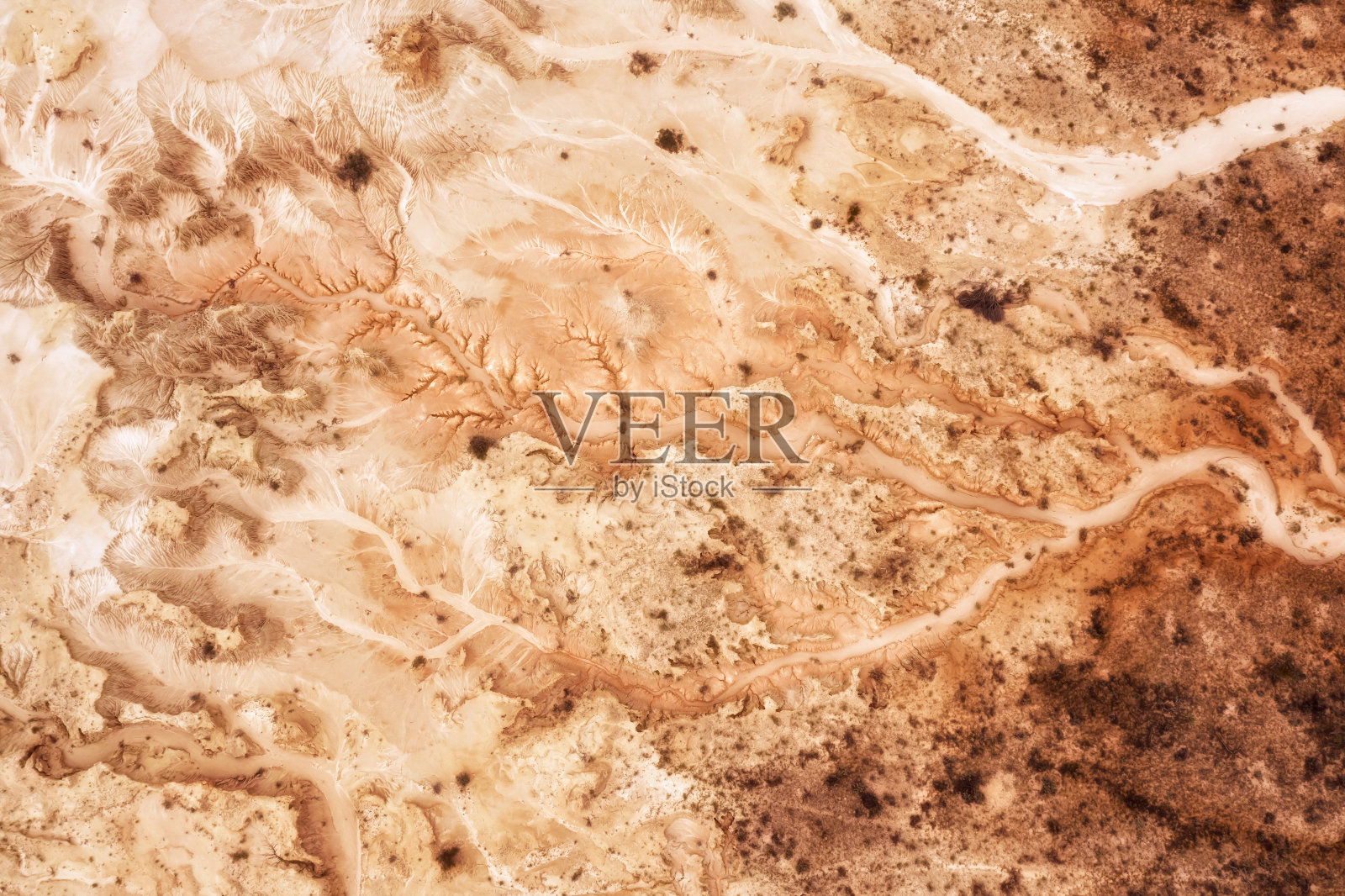 芒戈湖的河水从上往下流淌照片摄影图片