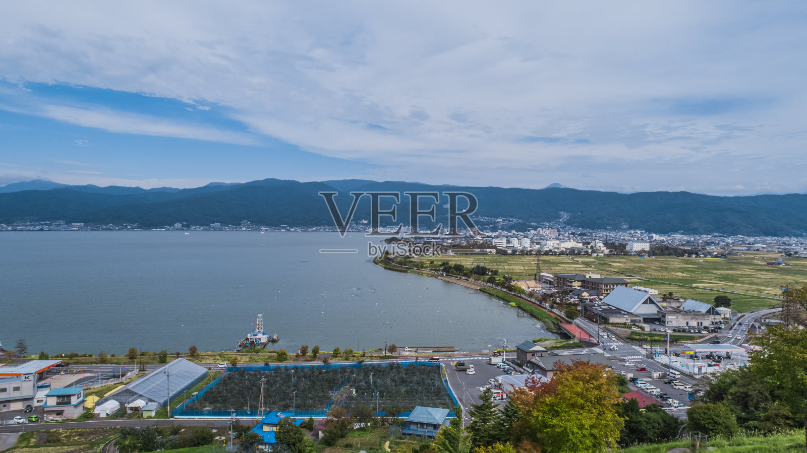 无人机拍摄的苏瓦湖和基索山脉。日本长野照片摄影图片