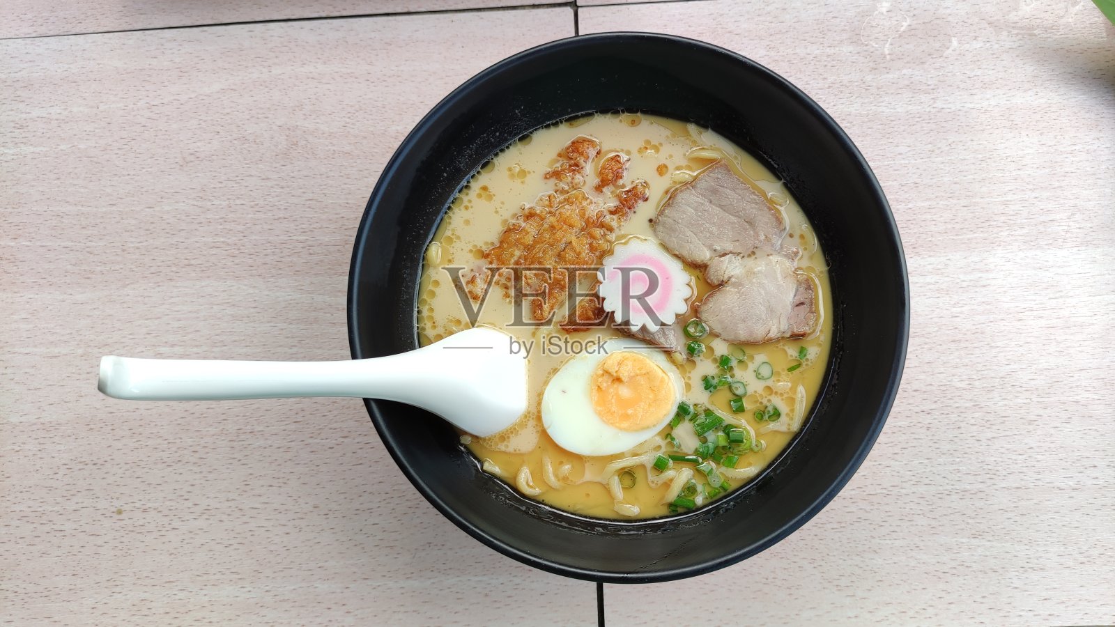 猪骨汤猪肉拉面照片摄影图片