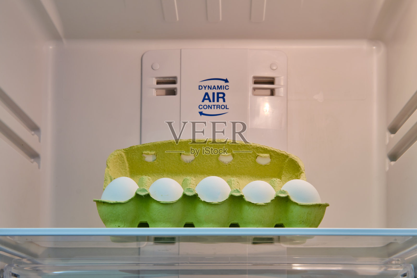 在一个空的白色冰箱里包装鸡蛋，特写镜头照片摄影图片