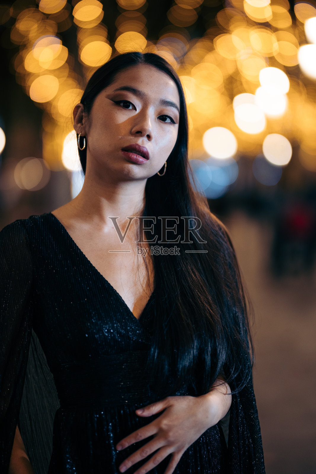 时尚肖像的年轻亚洲妇女在街上的夜晚照片摄影图片