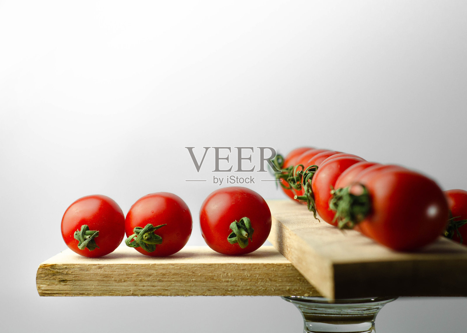 把西红柿放在木板上照片摄影图片