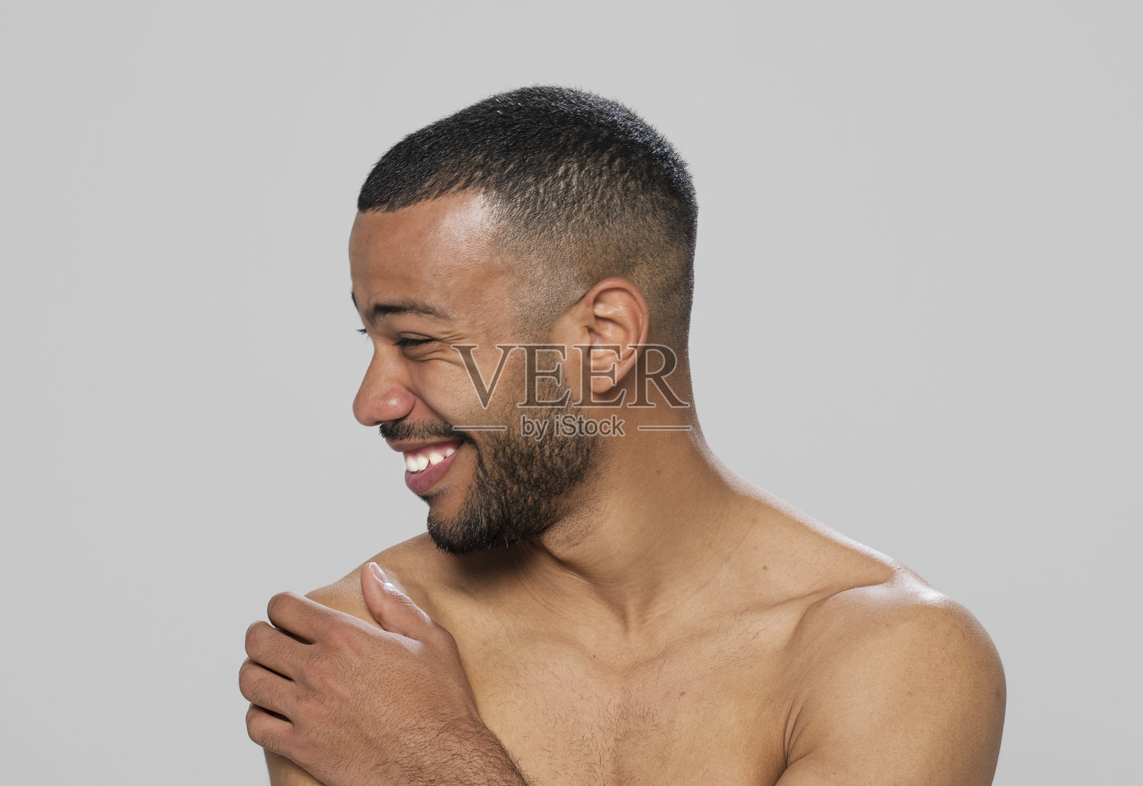 一个快乐的赤裸上身的中年男人的特写镜头照片摄影图片