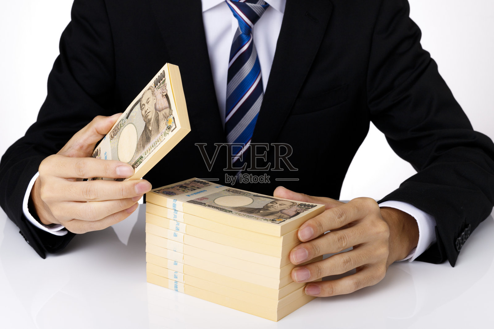 商人手里拿着很多日元钞票。翻译:“共同金融机构”照片摄影图片