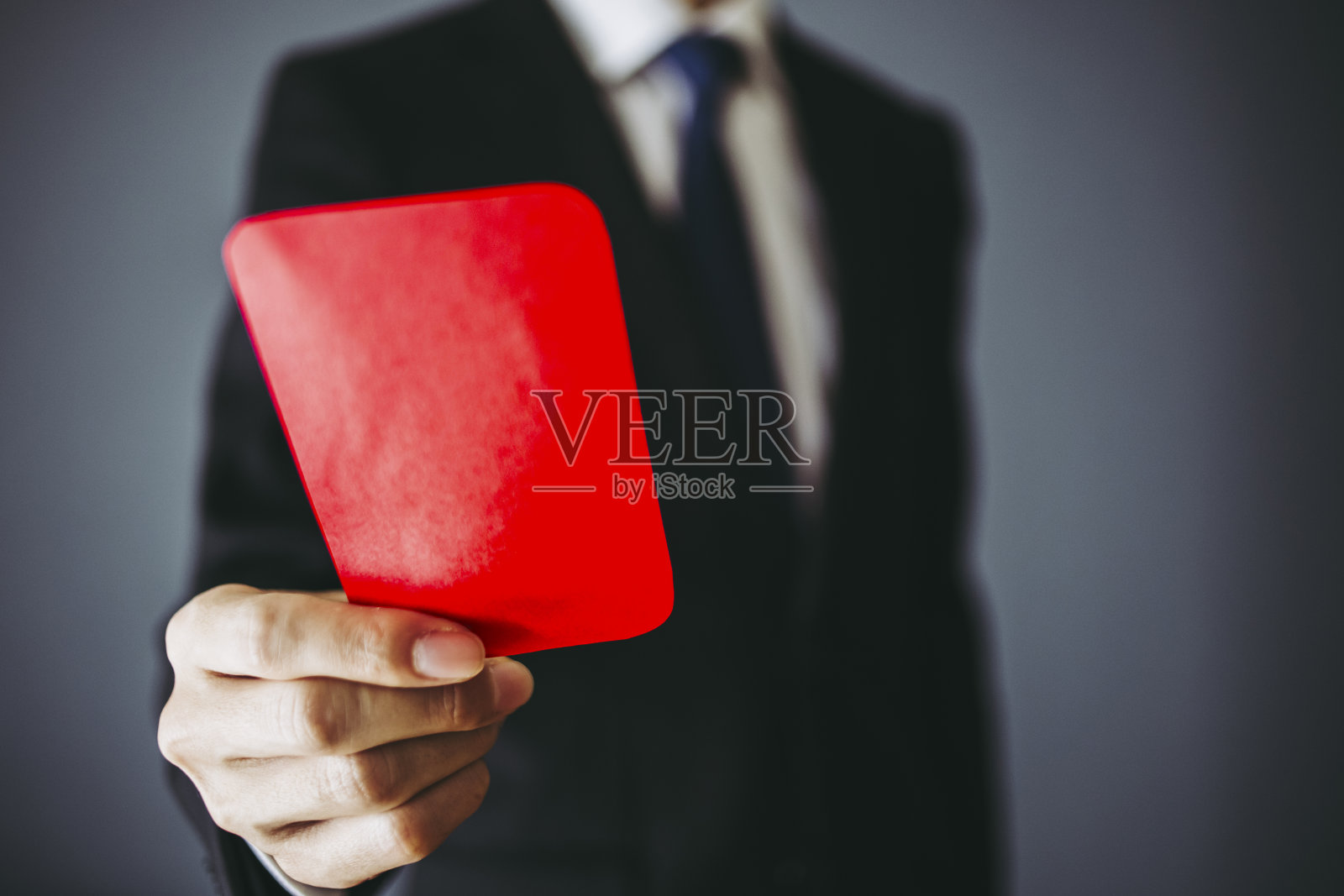 拿着红牌的商人照片摄影图片