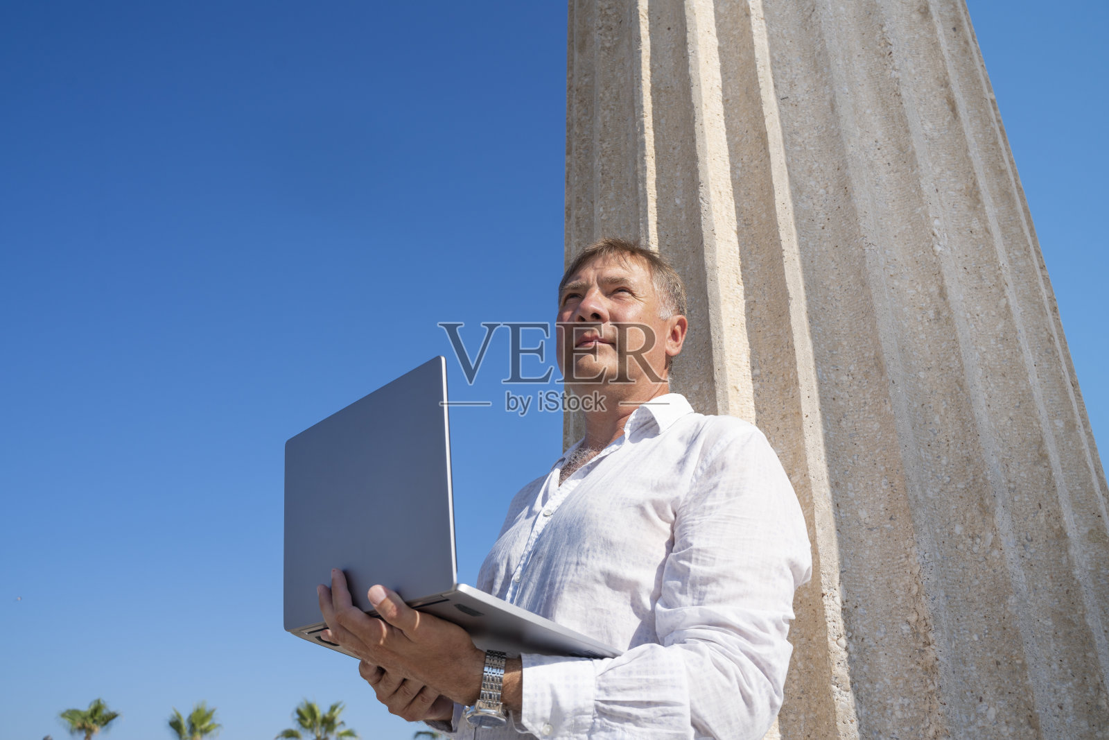 深思熟虑的商人考虑下一笔大生意照片摄影图片